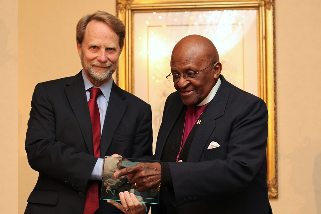 Archbishop Desmond Tutu receives the Frost & Sullivan Growth Innovation and Leadership (GIL) award for Lifetime Achievement from Mr. David Frigstad, Executive Director, Frost & Sullivan